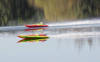 Екстремни гонки с радиоуправляеми лодки дават старта на състезателния сезон на корабомоделния спорт на яз. Синята река / Новини от Казанлък