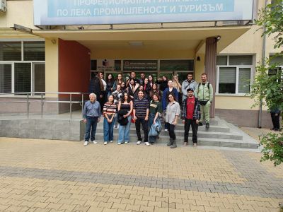 Интернационални доброволци представиха страните си в ПГЛПТ / Новини от Казанлък