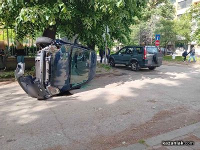 Лек автомобил се обърна след катастрофа до училище в Казанлък  / Новини от Казанлък