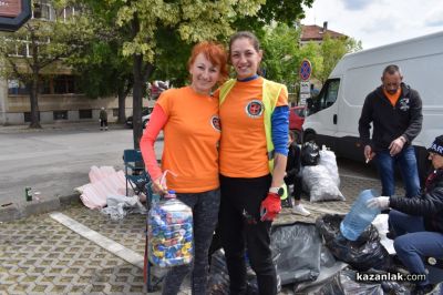 „Капачки за бъдеще“ в Казанлък: Доброволци събираха пластмасови капачки и метални кенчета за неонатална линейка и кувьоз / Новини от Казанлък