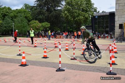 Деца показаха майсторско управление на велосипеди в парк “Розариум“ / Новини от Казанлък