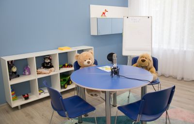Междуинституционална среща - дискусия с фокус изслушвания на деца в специализирана „Синя стая“ се състоя в Казанлък  / Новини от Казанлък