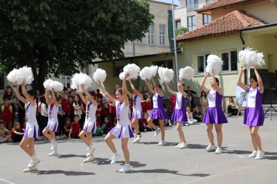 Със специална програма, ОУ „Мати Болгария“ отбеляза Деня на танцовото изкуство  / Новини от Казанлък