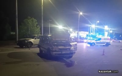 Три автомобила се блъснаха в района на бензиностанция ОМВ / Новини от Казанлък