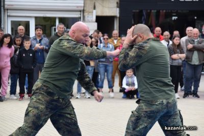 Военните честваха Деня на храбростта с демонстрации и показ на оръжие в центъра на Казанлък / Новини от Казанлък