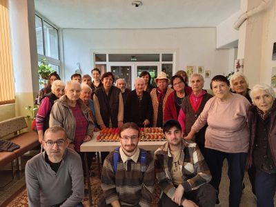 Представяне на българските традиции пред чужденци в Дом за стари хора 3 / Новини от Казанлък