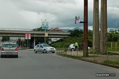 Мъж пострада при инцидент между лек автомобил и мотор  / Новини от Казанлък
