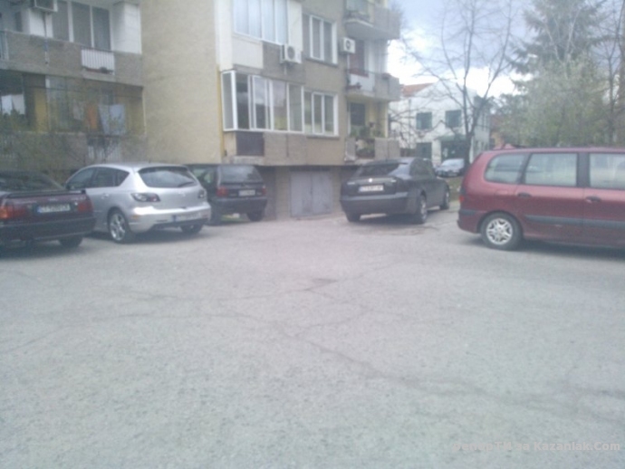 Паркинг на между блоково пространство
