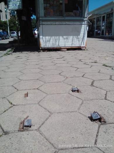 Метални планки на тротоара
