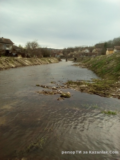 Изгледи от пролетното пълноводие по новото корито на река Гюрля в Средногорово-