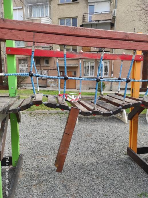 Опасна детска площадка