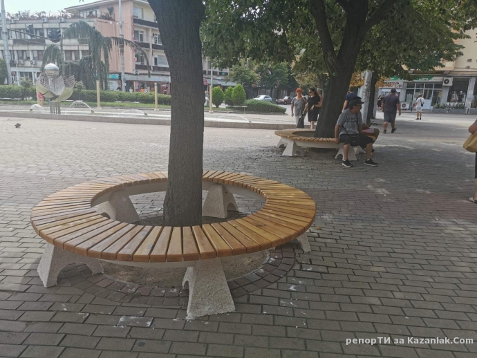 Нови пейки в центъра на Казанлък