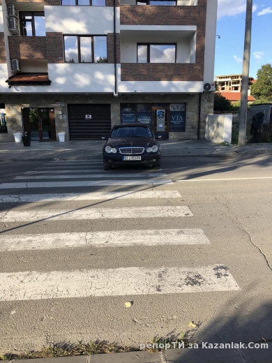 Колата се опитва да мине по пешеходната пътека.