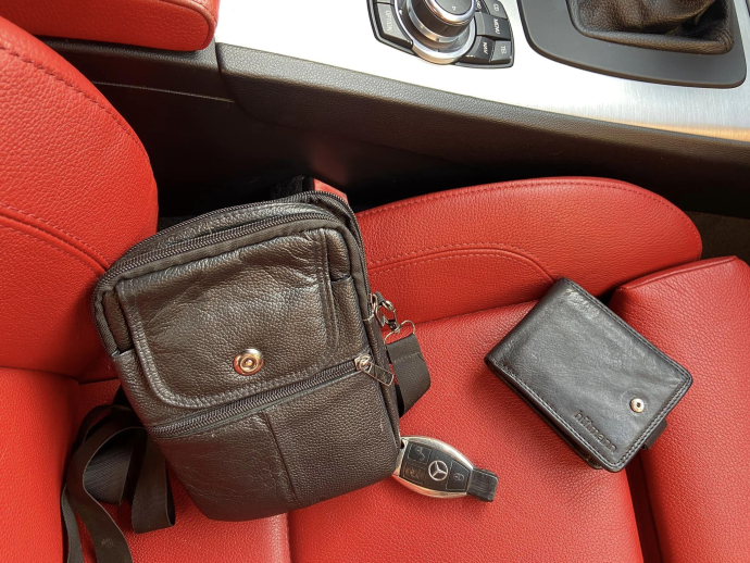 НАМЕРЕНА е черна чантичка с портмоне, лични документи и ключ за автомобил