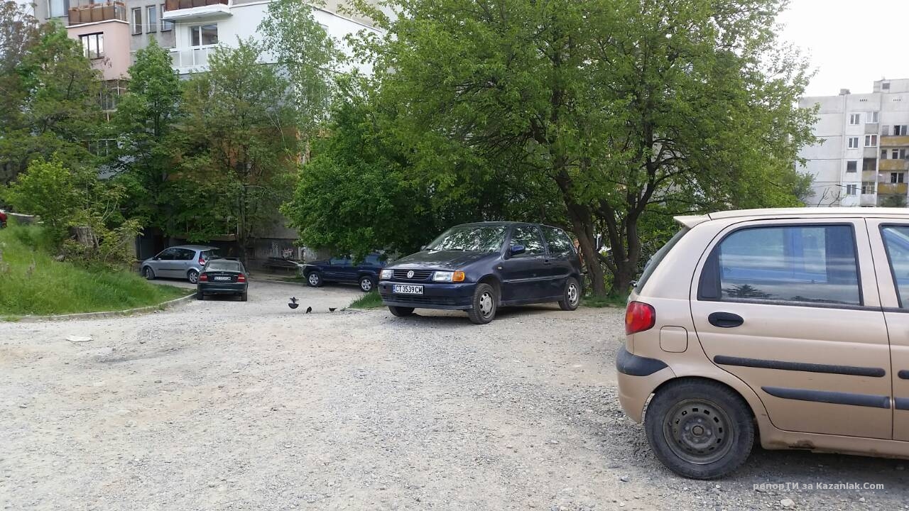 Автомобиль катится на паркинге