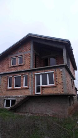 Двуетажна къща с гараж в село Кънчево